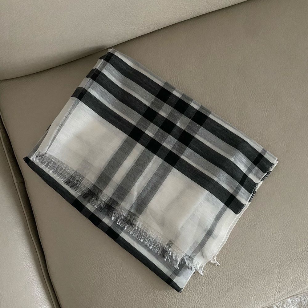 black & white derailed scarf - Picture 4 of 8